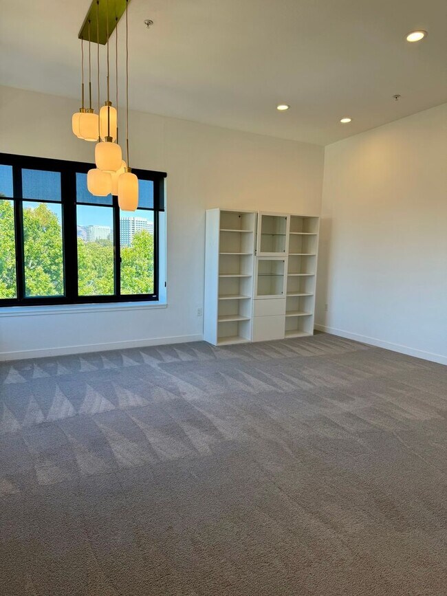 Building Photo - Corner Unit With Views