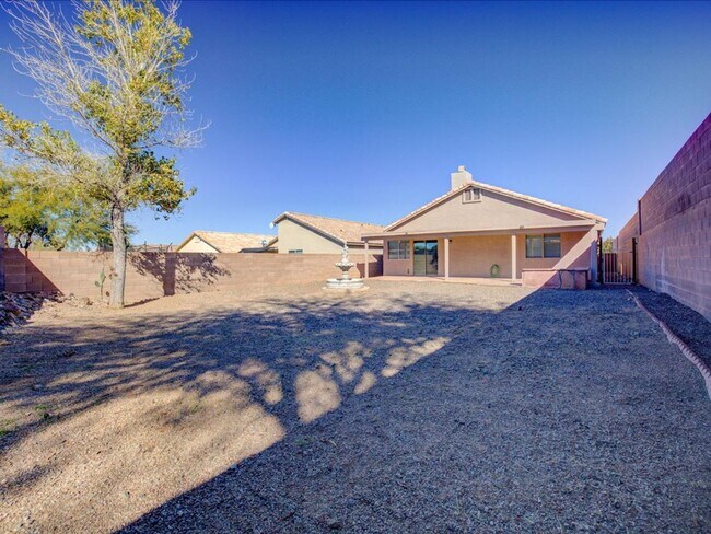 Building Photo - 3 Bedroom 2 Bathroom with Den!