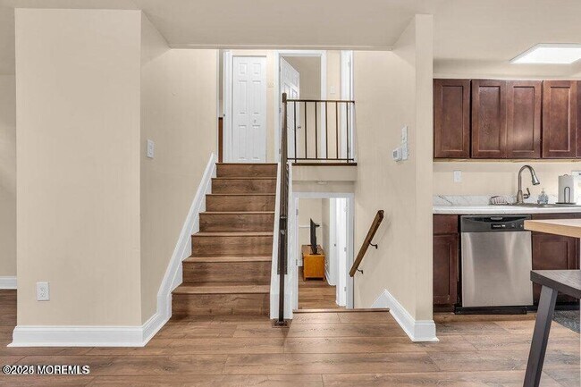 Building Photo - 310 Falcon Dr