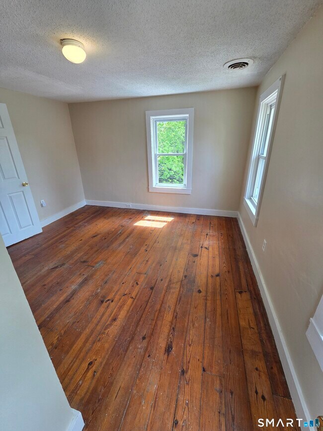 Building Photo - 22 Lakeview St