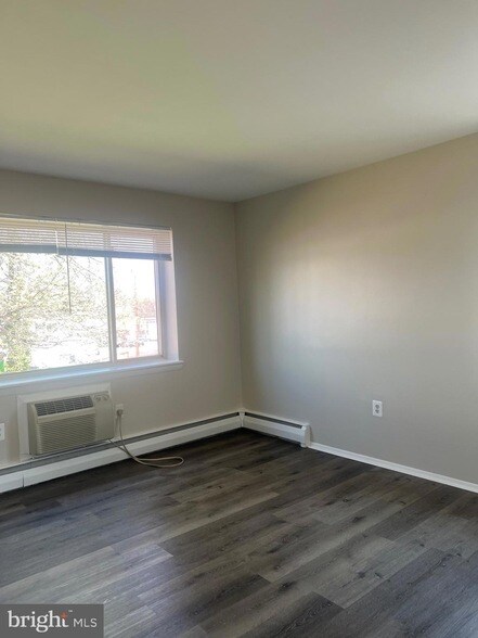 Building Photo - 2330 Glendale Terrace