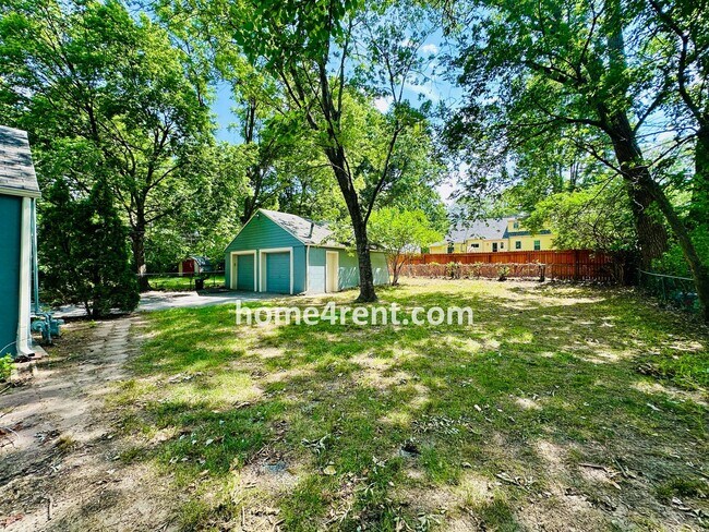 Building Photo - Adorable Ranch in Roeland Park w/ Wood Flo...