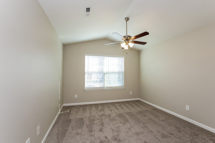 Building Photo - 913 Cassidy Dr