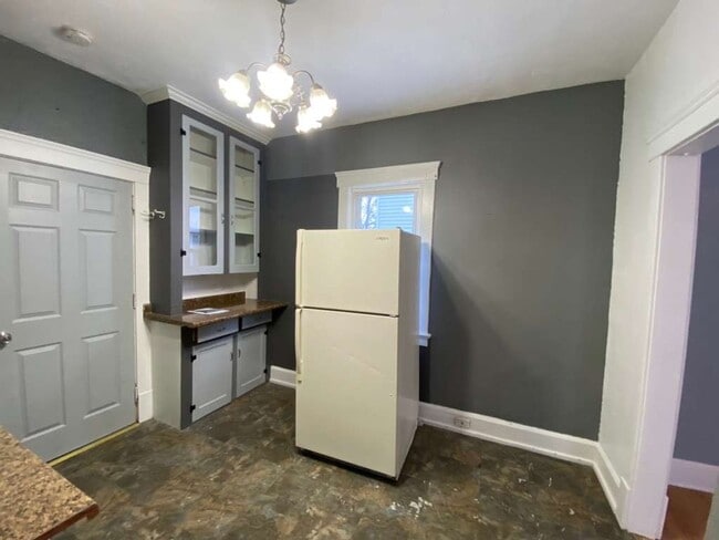 Building Photo - Don’t miss out on this affordable opportunity in Elyria! Schedule your tour today!