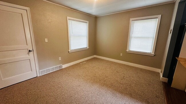 Building Photo - 2 bedroom 1 bath house