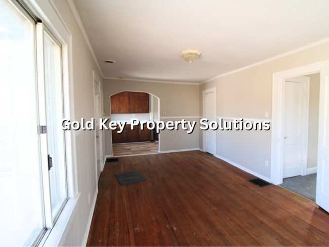 Building Photo - Nice 2 BR 1 BA House with Central Air and Garage (SECTION 8 APPROVED)