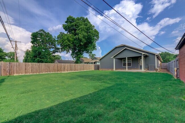 Building Photo - 4/2.5/2 Home Near TU