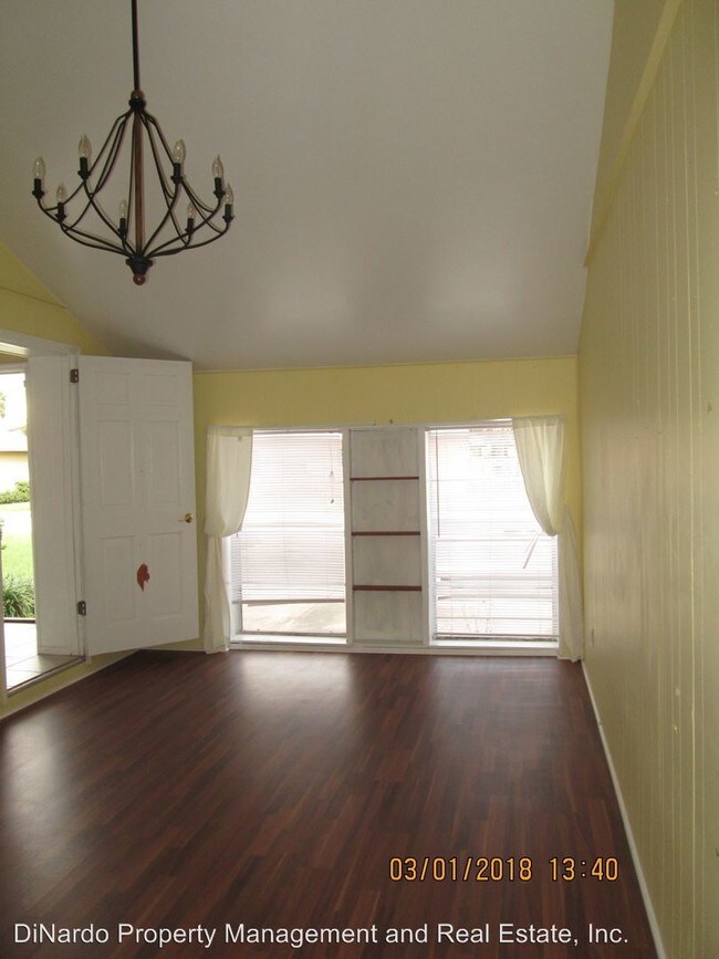 Building Photo - 66 Lucky Dr Front