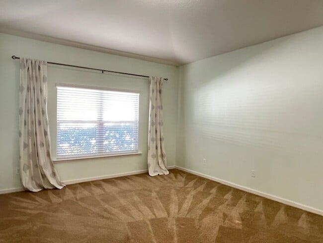 Building Photo - Well Appointed 4/3  Dreamfinders Home