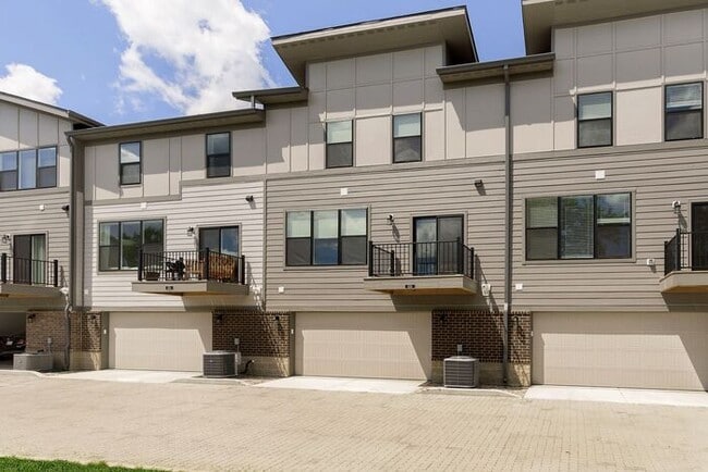 Building Photo - Gorgeous 3 Bedroom 2 Full/2 Half Bath Townhome in the Heart Of Carmel!