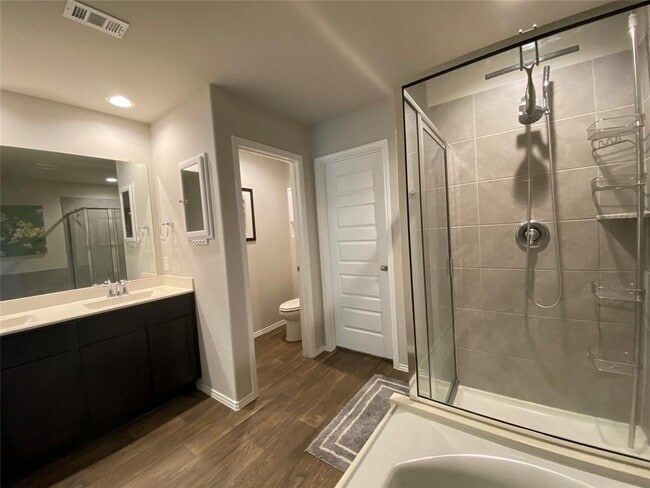 Building Photo - 3935 Country Club Dr