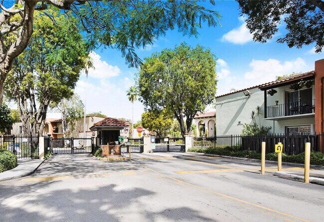Primary Photo - 10740 N Kendall Dr