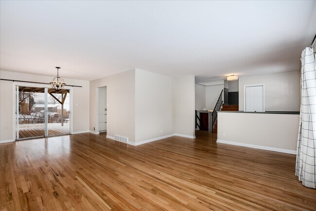 Building Photo - 982 E Briarwood Cir S