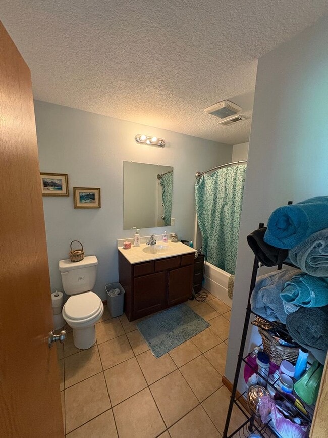 Building Photo - 3 Bedroom 2 Bathroom Duplex