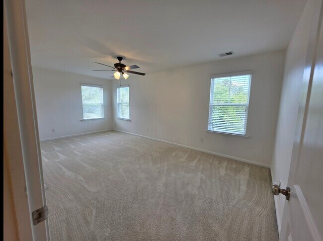 Building Photo - 701 Breys Cut