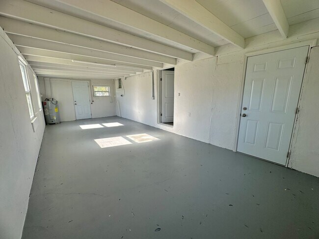 Building Photo - Cozy Home in Bokeelia - Available Now