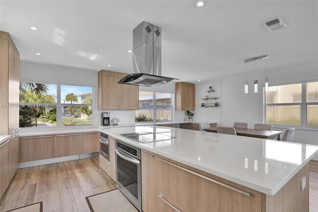 Building Photo - 1194 Hillsboro Mile Unit 1