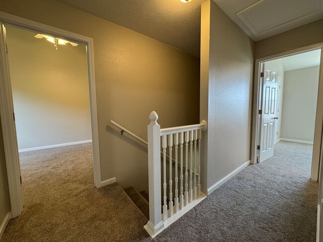 Building Photo - 3 bedroom, 2.5 bathroom duplex located clo...