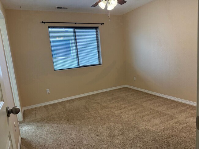 Building Photo - Everything you need! 3 bed/2.5 bath, 2-car garage