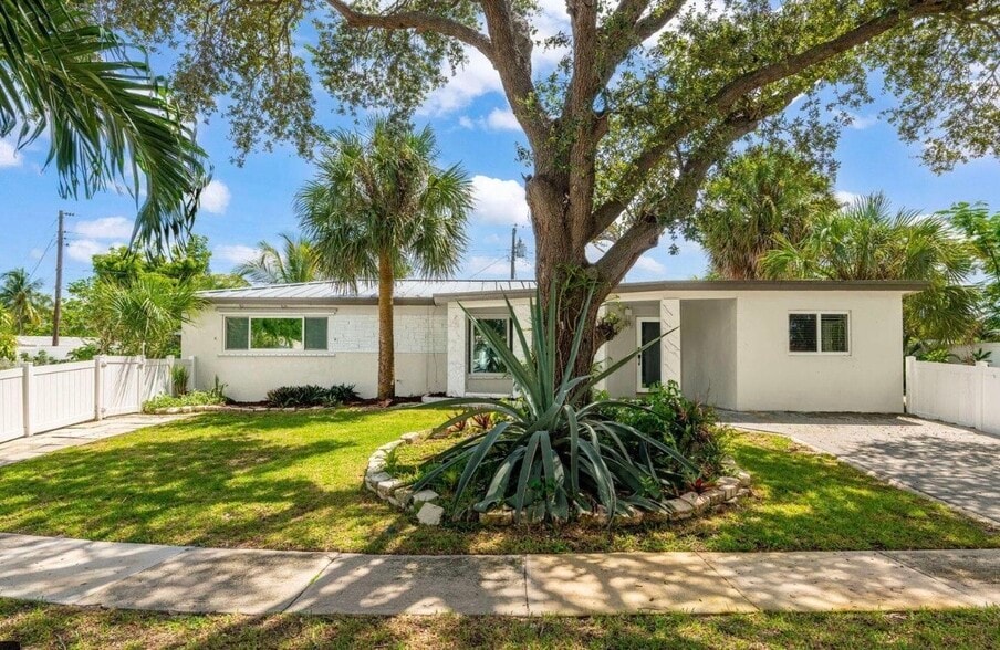 Building Photo - 2298 NE 4th Ave