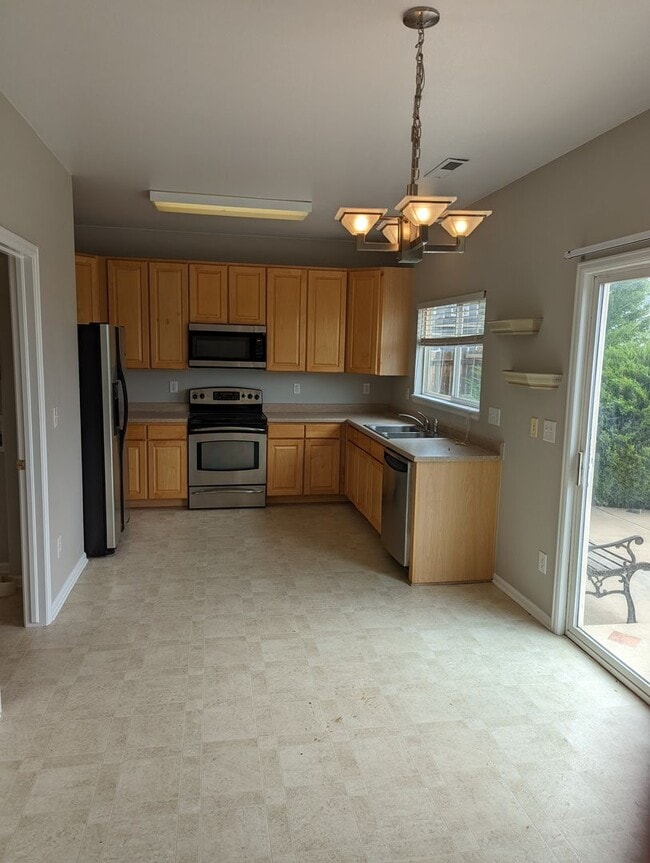 Building Photo - Gorgeous 2 Story 3 Bedroom 2.5 Baths in Da...