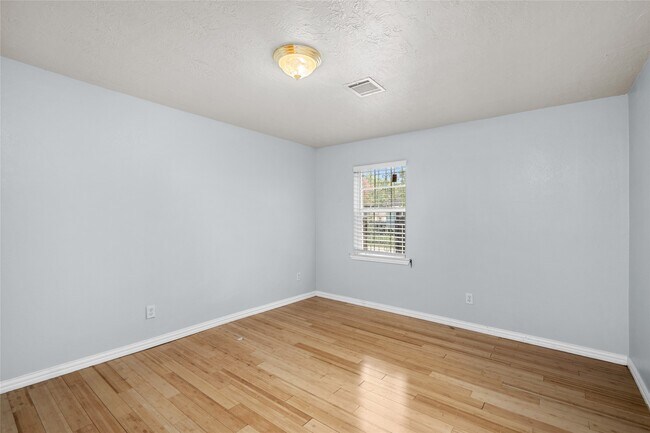 Building Photo - 1011 E 39th St