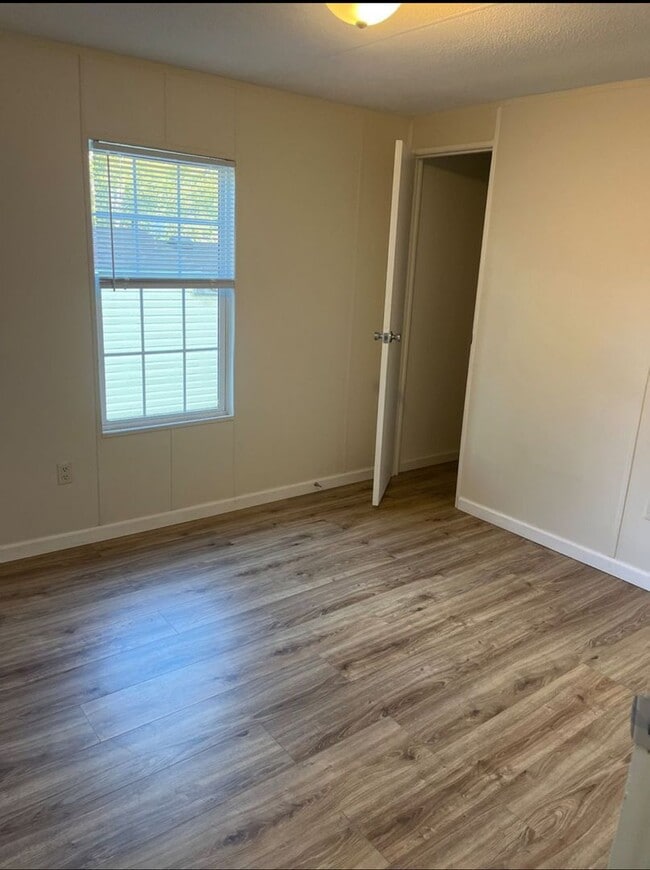 Building Photo - 60 Honey Bee Ln