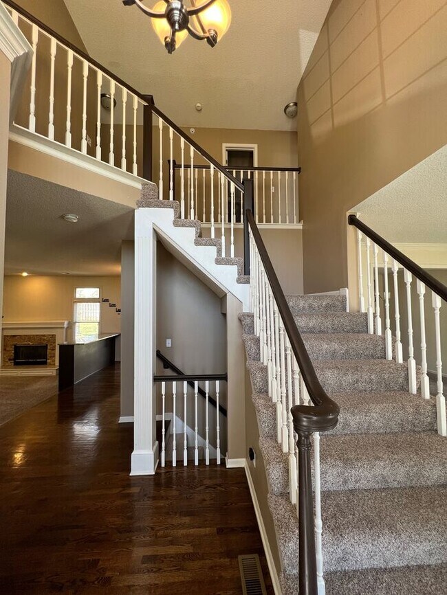 Building Photo - !! MOVE IN SPECIAL: $500 OFF on 1st Month'...