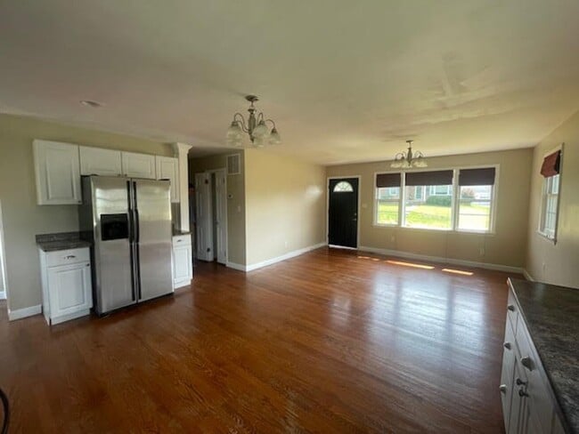 Building Photo - Three Bed Room Two Bath Single-Family Home