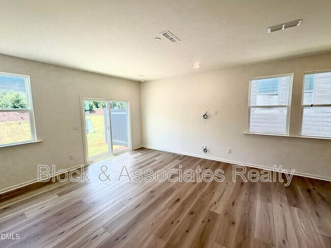 Building Photo - 2040 Oakdale Dr