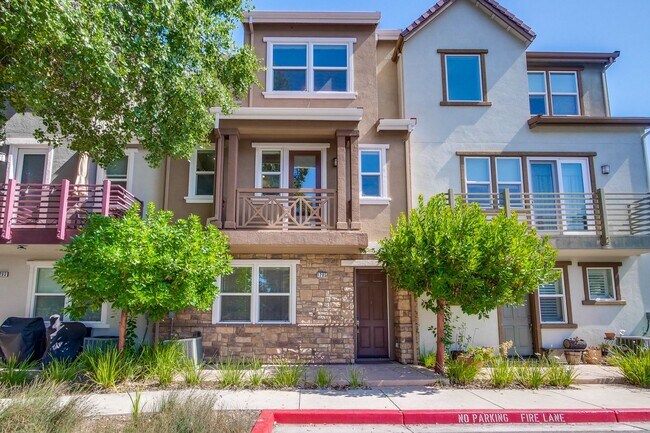 Building Photo - Excellent 4 Bed 2.5 Bath Town Home!