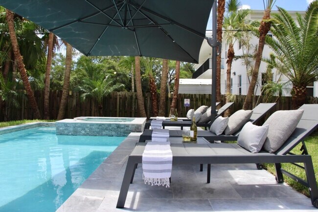 Building Photo - 834 SW 14th Ct