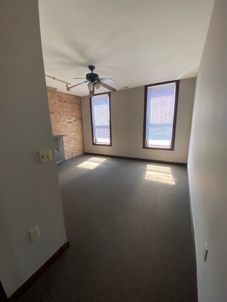 Building Photo - 2454 River Rd