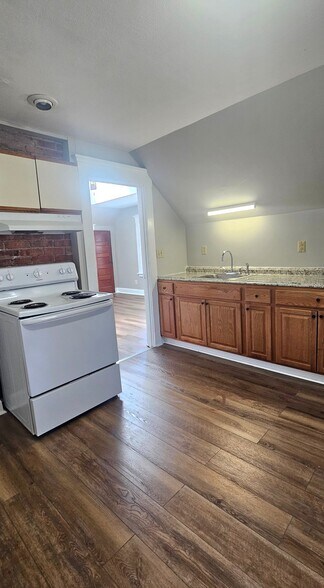 Building Photo - 83 Gibbs St