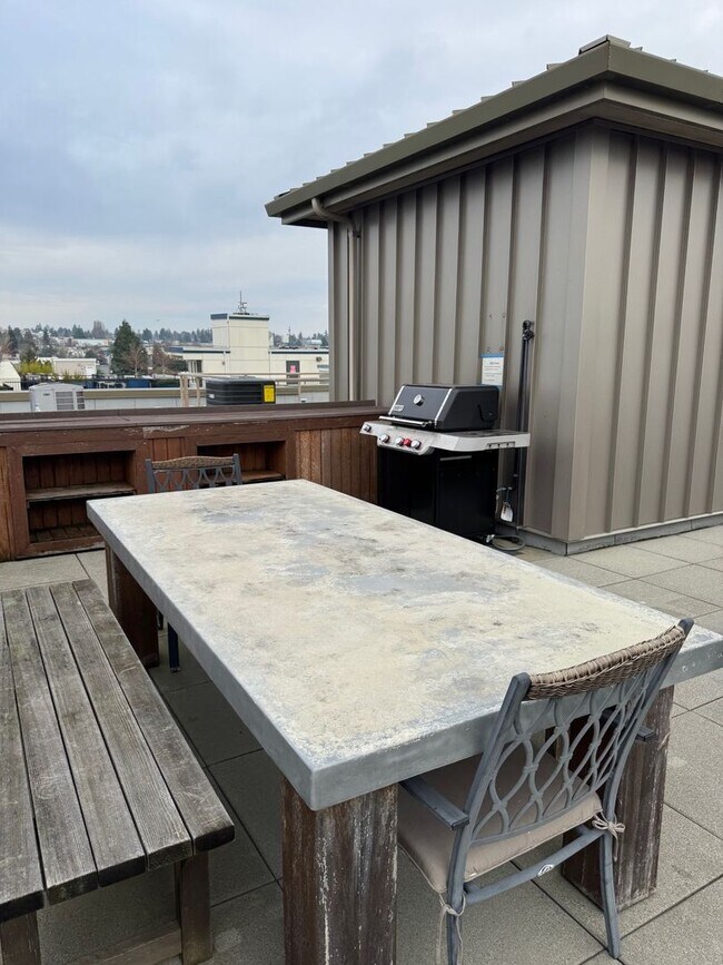 Building Photo - Spacious 2 bed 2 bath, 1000+ sq ft. condo on Market St in Ballard