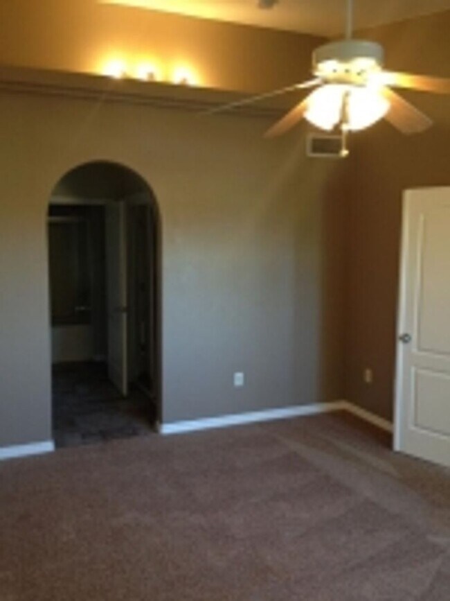 Building Photo - Great 2 bedroom condo on 2nd story!