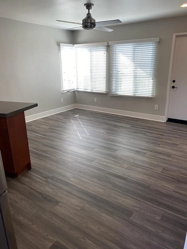 Building Photo - Spacious Studio aand 1-bedroom Apartments in Mission Hills – Prime Location!