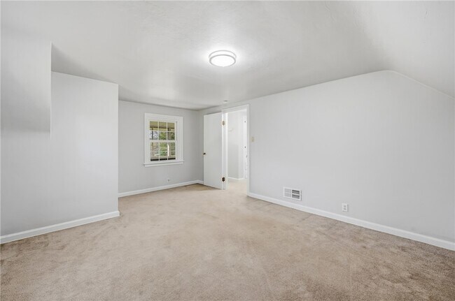 Building Photo - 1060 S Hermitage Rd