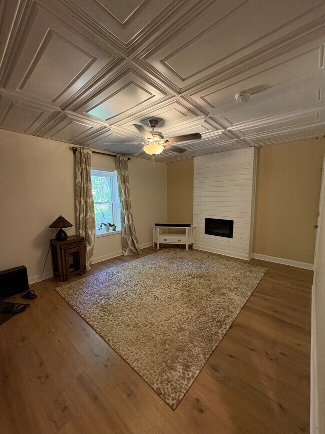 Building Photo - 321 N Valley View Dr