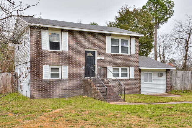 Building Photo - 2208 Bungalow Rd