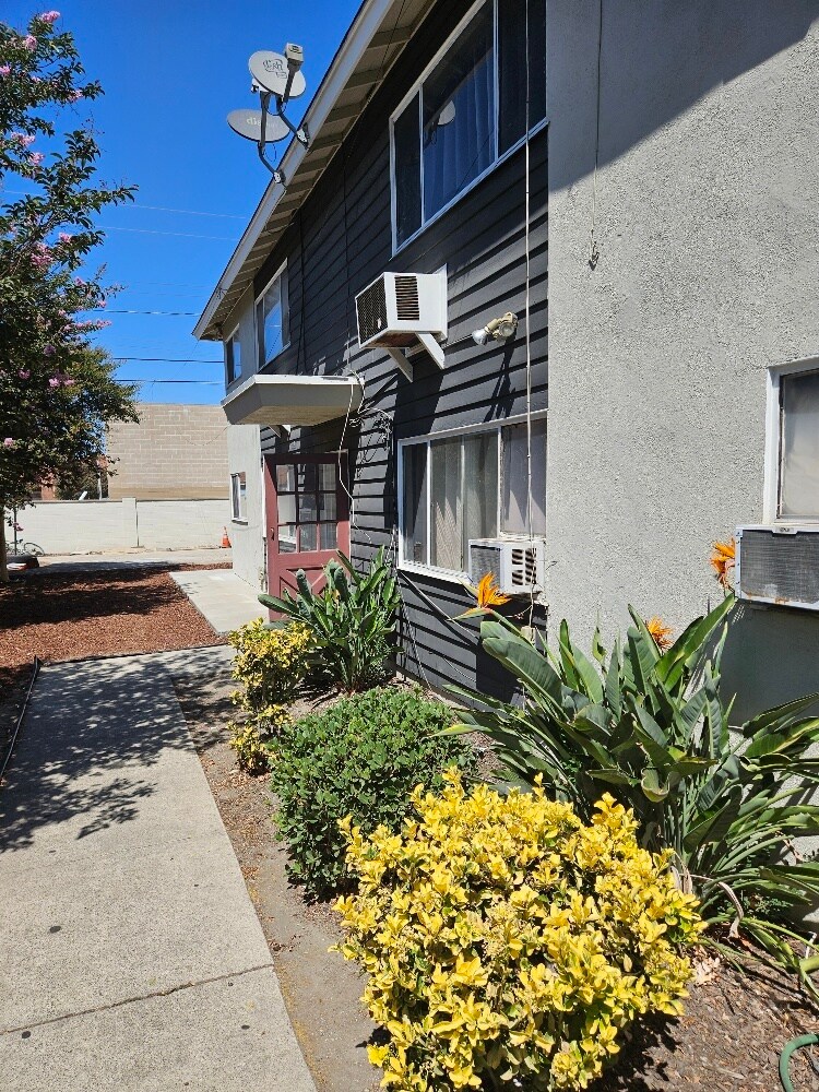 Front Entrance - 2331 W West Ave