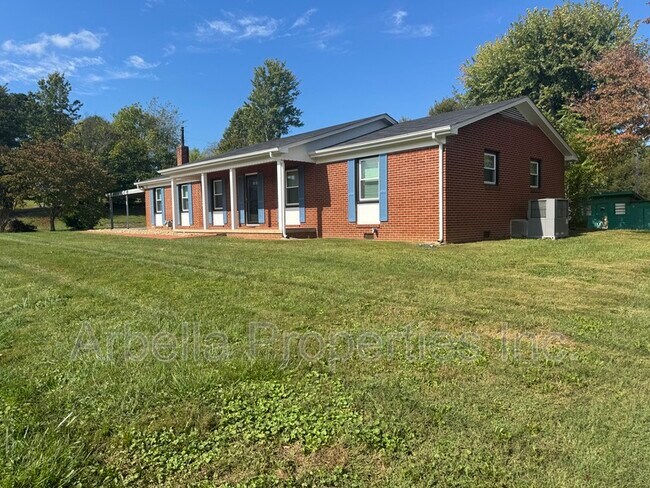 Building Photo - 1713 Seward Dr