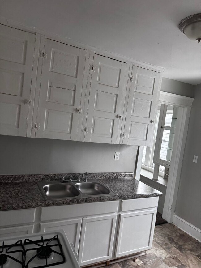 Building Photo - 10707 Hampden Ave