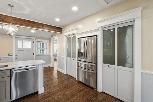 Building Photo - 342 N Cove Blvd