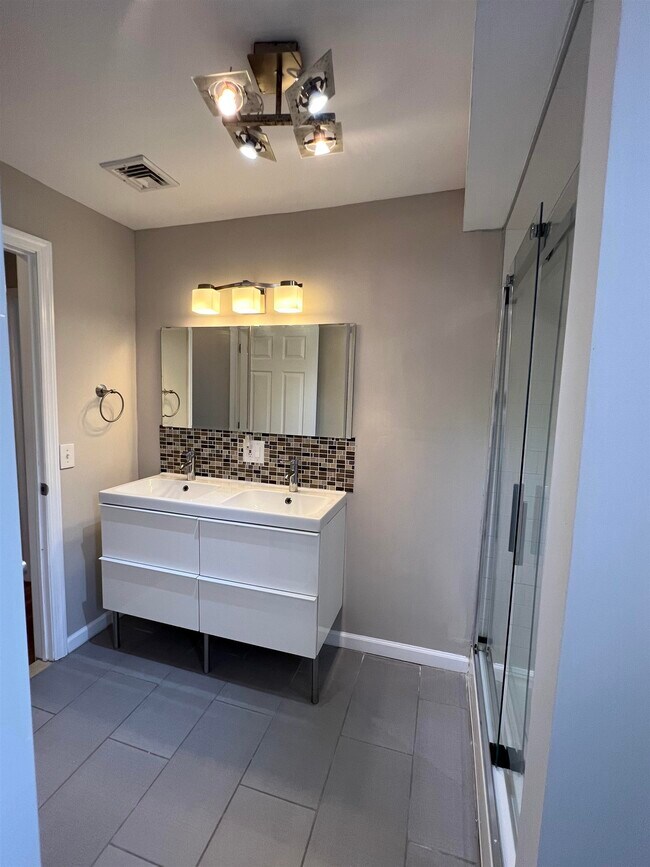 Building Photo - 222 4th St