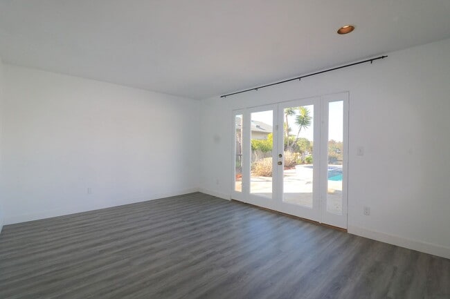 Building Photo - 3 bed/ 2 bath house in University city! Pool/ yard w 2 car garage! Remodeled kitchen and updated ...