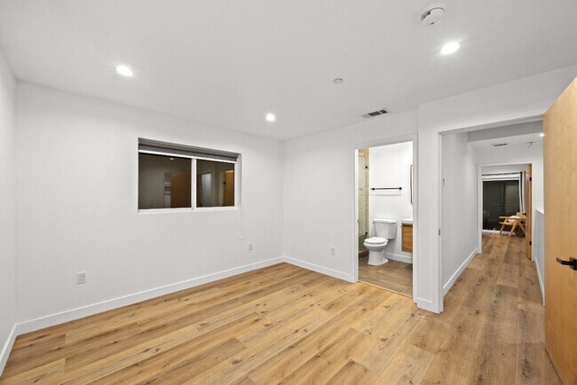 Building Photo - 3 BED 3 BATH | PRIVATE FRONT YARD | PRIVATE 2 CAR ATTACHED GARAGE | WASHER | DRYER | CENTRAL A/C