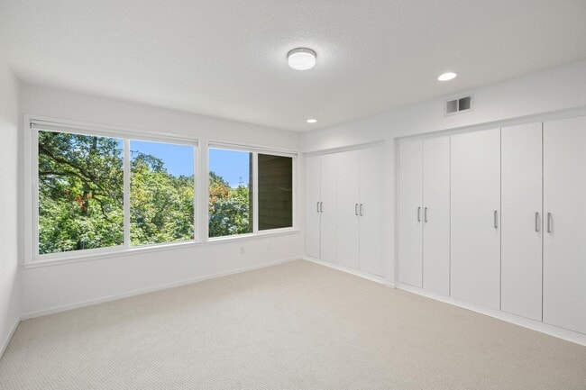 Building Photo - Updated 2BD/2BA Condo in North Portland! S...