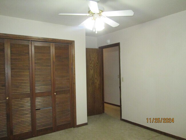 Building Photo - TRIPLEX UNIT - 2 Bedroom, 1 Bath, Carport