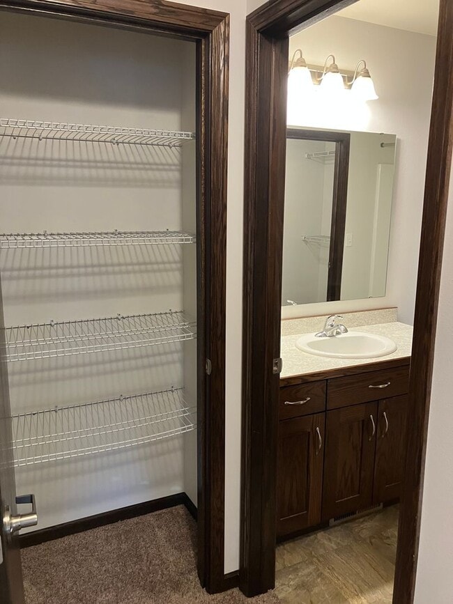 Building Photo - 3 Bed 2 Bath Twin Home